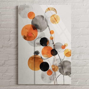 Op de afbeelding: Abstracte kunstprint met overlappende cirkels in oranje, grijs en zwart op een witte achtergrond. Dunne zwarte lijnen verbinden enkele van de cirkels, wat een modern, minimalistisch ontwerp creëert. Geschikt voor interieur.