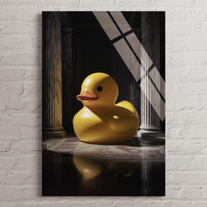 Puede incluir: Una obra de arte que presenta un pato de goma amarillo con pico naranja y ojos negros. El pato se encuentra frente a un fondo de columnas clásicas y un interior oscuro, con luz que entra por una ventana. La obra es una impresión en lienzo.