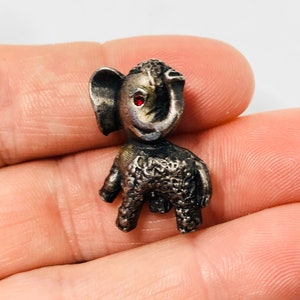 Zilveren Toon Kleine Olifant met Rode Strass Ogen Pin / Broche