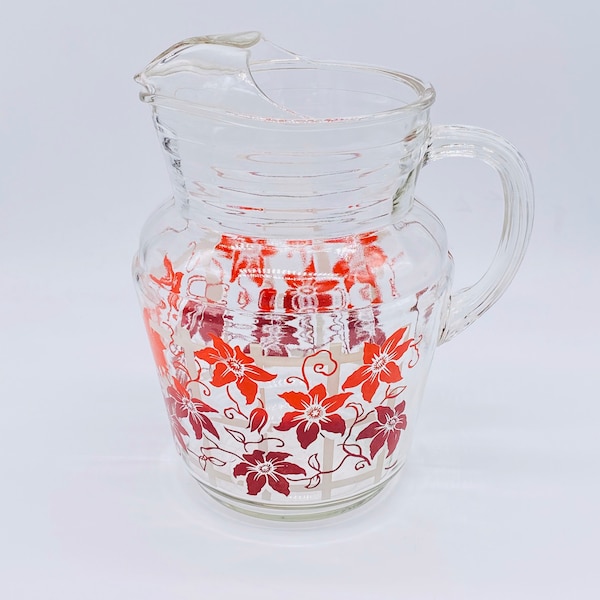 vintage - Ancre Hocking Ombre/Rouge/Bourgogne Florales Grimpant sur une clôture de piquet blanche - Pichet nervuré en verre avec grande lèvre de glace - Milieu du siècle