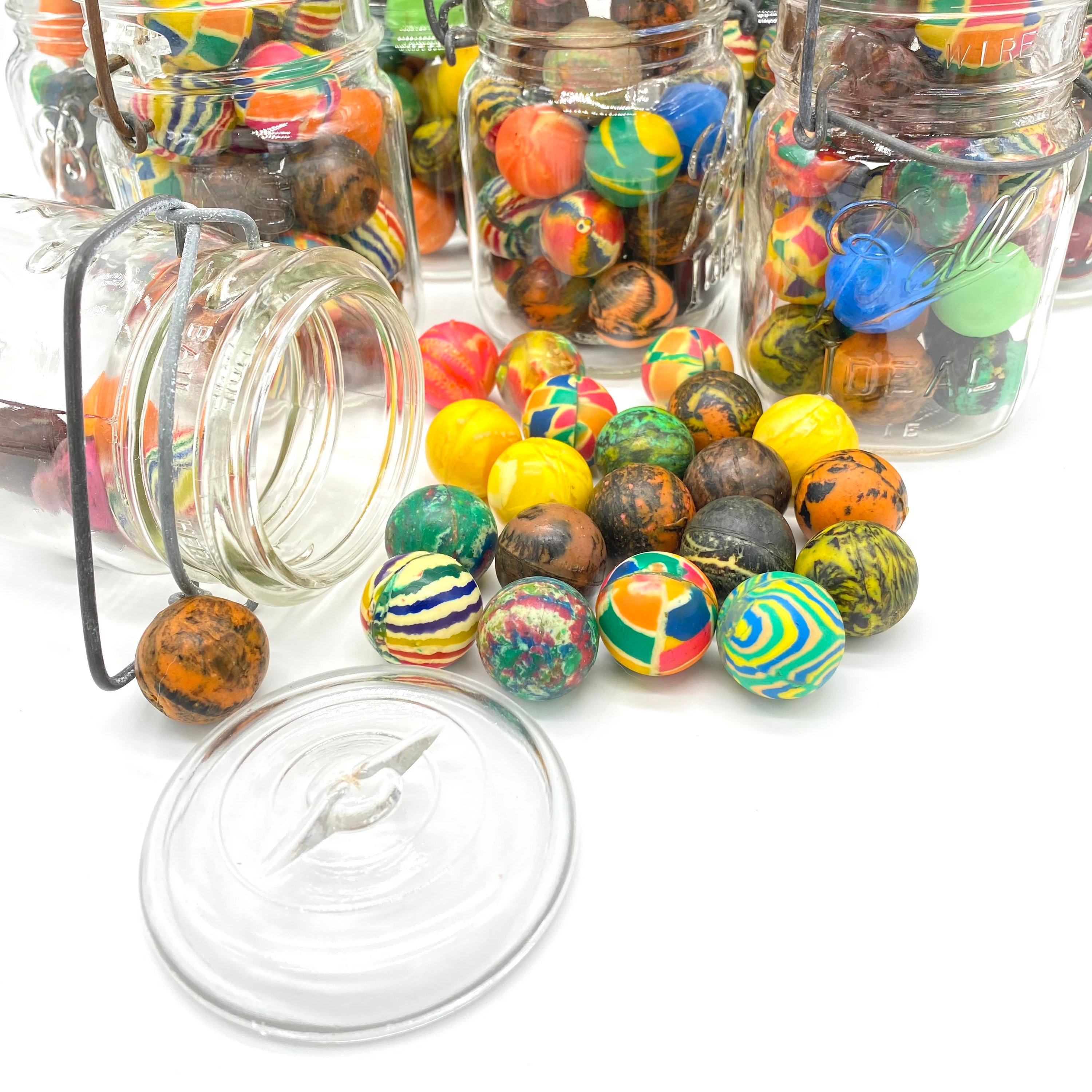 Vintage - 1980-1990 - Lot of 25 Bouncy Balls in a Vintage Ball or