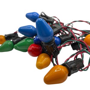 Pode incluir: Uma corda de luzes de Natal vintage com lâmpadas coloridas em vermelho, verde, azul e amarelo. As luzes são conectadas por um fio preto e têm um plugue preto.