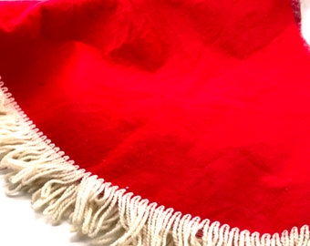 Vintage - Roter gefilzter Weihnachtsbaum-Rock mit weißen Fransen - Feiertags-Dekoration-Dekor - Handgemacht - 25 Zoll breit von der Mitte des Rockes