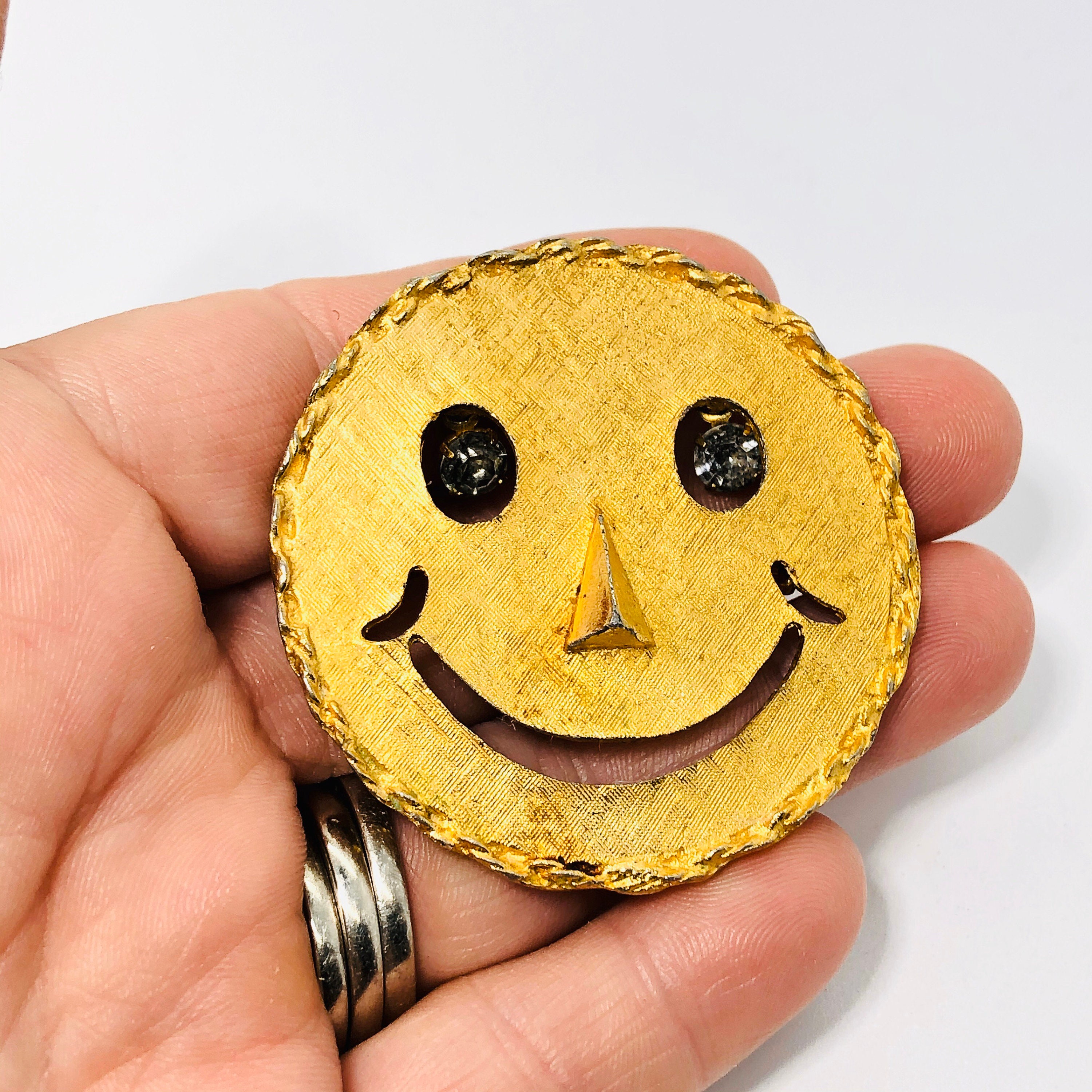 Smiley brooch cheap