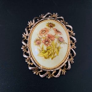 ヴィンテージ カメオ スタイルの花柄 / デイジーを磁器にあしらったゴールド トーンのブローチ / ピン