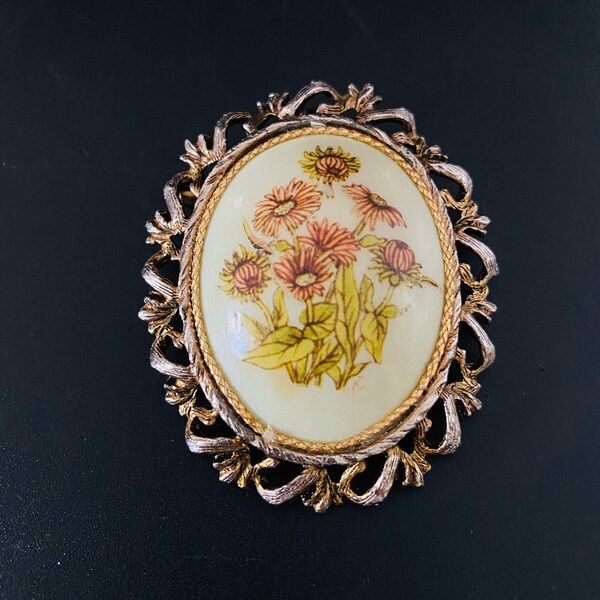 Vintage Cameo Style Florals / Daisies on Porcelain with Gold -Tone Setting Brooch / Pin