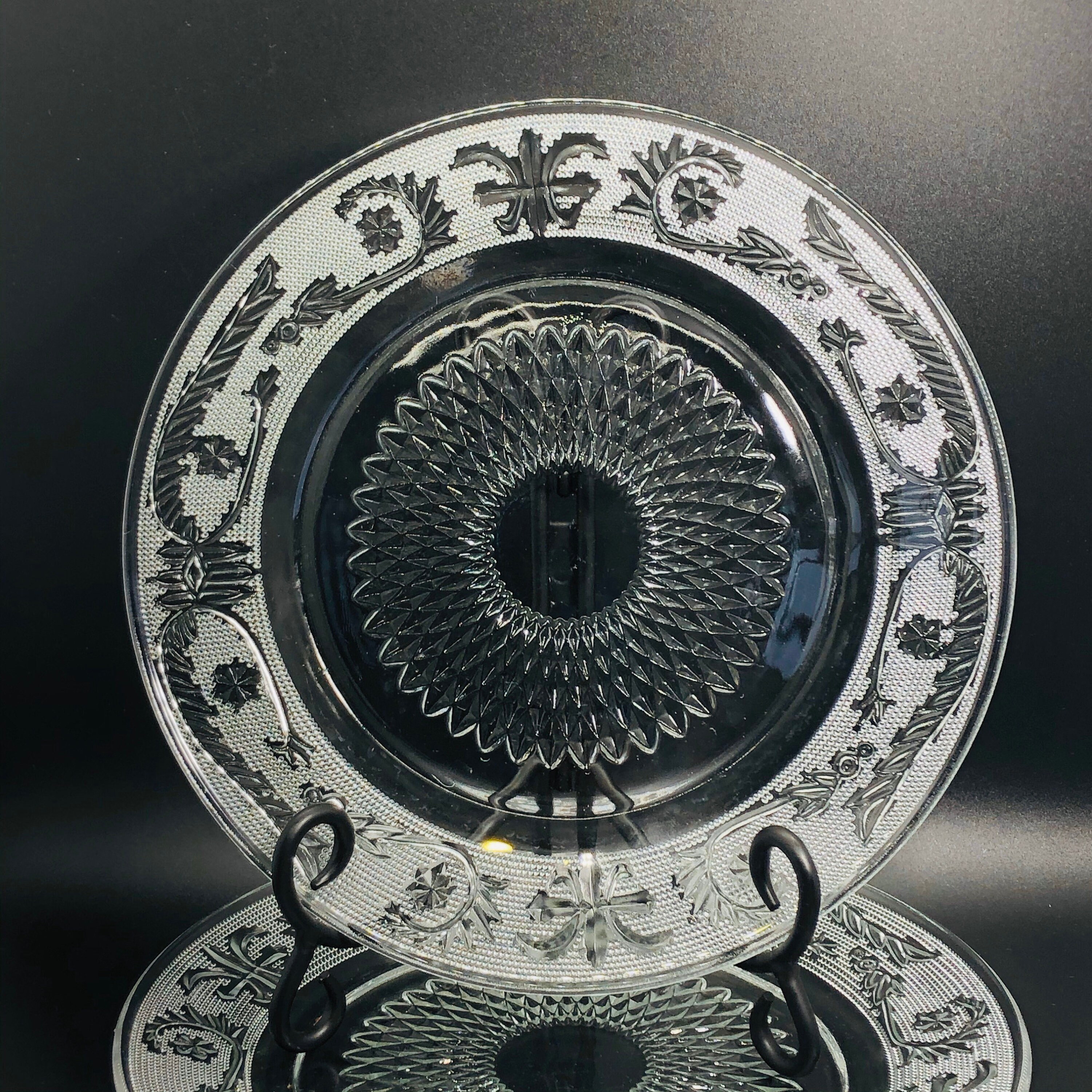 デバイスワークス　IGT Crystal Glass Plate Vintage - Clear Pressed Glass - Sandwich Glass - Scroll With Fleur