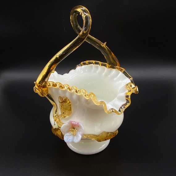 フランスアンティーク オパールセントガラスのバスケット フリル 籠 花器 花入れ フランスアンティーク オパリンガラスの花瓶 フリル ツイスト
