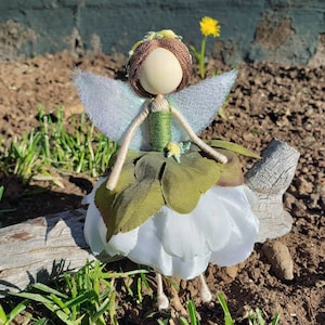 Fee auf einem Log, Wüste Holz, Blumenfee Puppe, Bendy Puppe, Blumenpuppe, Waldorf Dekor, Fee Garten, Fee Dekor.