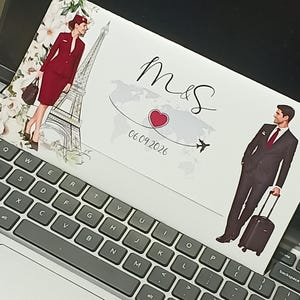 Peut inclure: Une carte rectangulaire illustrée avec une hôtesse de l'air en bordeaux près de la tour Eiffel, une personne en costume sombre avec une valise, le texte M&S, une carte du monde avec un cœur, une trajectoire d'avion et la date 06.09.2026.