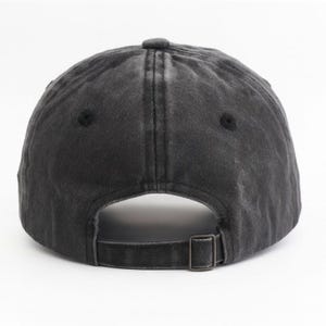 以下が含まれることがあります： 手作りの木製サインで、遊び心のあるフォントで「Welcome」と書かれています。 白い背景に、濃い茶色のフレームが付いており、玄関や入り口に最適です。