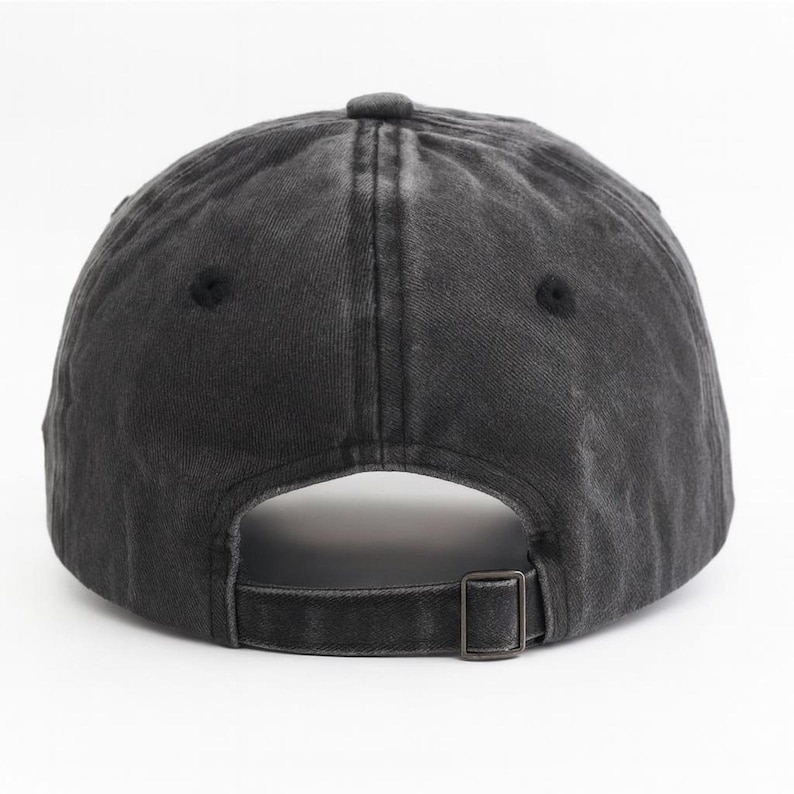 以下が含まれることがあります： 手作りの木製サインで、遊び心のあるフォントで「Welcome」と書かれています。 白い背景に、濃い茶色のフレームが付いており、玄関や入り口に最適です。