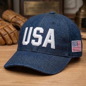 以下が含まれることがあります： 黒い持ち手と太字の黒いフォントで「But First, Coffee」と書かれた白いセラミックマグ。 マグカップはニュートラルな背景に置かれ、シンプルなデザインを際立たせています。