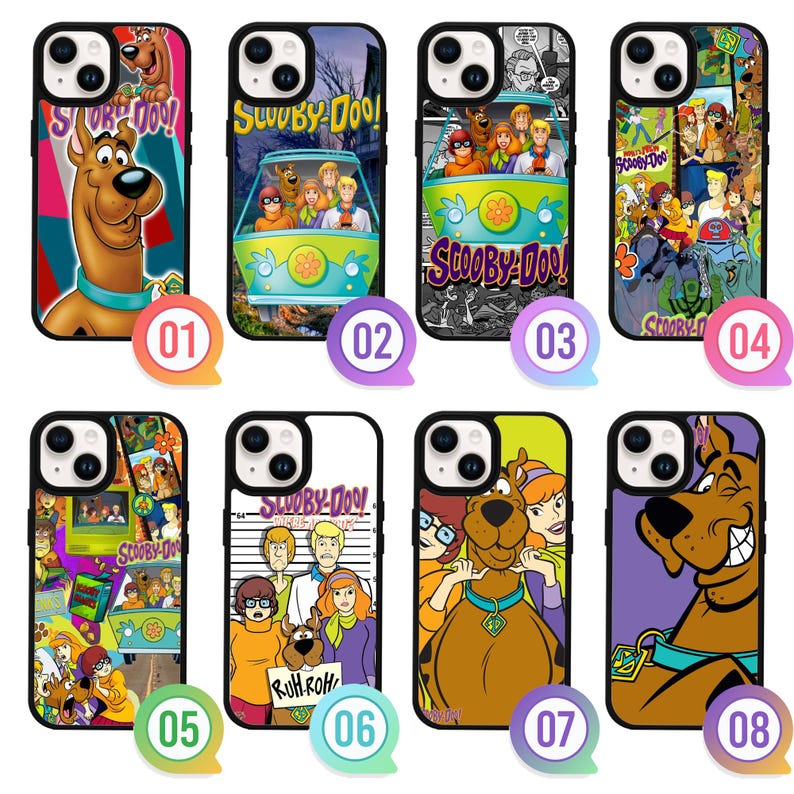 K&ouml;nnte beinhalten: Acht Handyh&uuml;llen mit Scooby-Doo-Motiven. Die H&uuml;llen zeigen Charaktere und Szenen aus dem Zeichentrickfilm, darunter Scooby-Doo, die Mystery Machine und die Gang. Die H&uuml;llen sind in verschiedenen Farben erh&auml;ltlich, darunter Rosa, Blau, Gr&uuml;n und Lila. Der Text "Scooby-Doo" ist sichtbar.