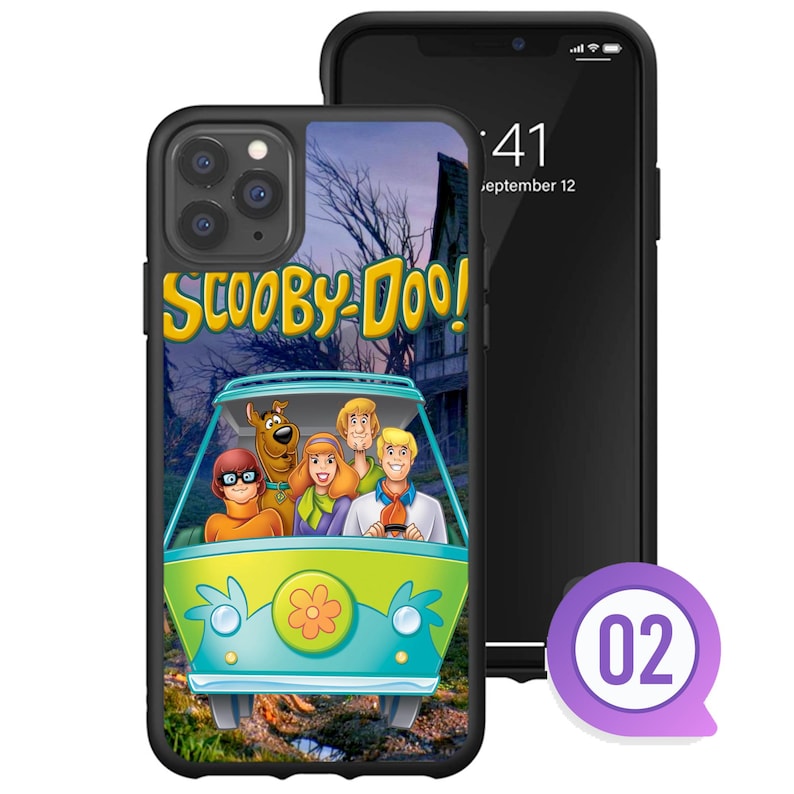 K&ouml;nnte beinhalten: Schwarze Handyh&uuml;lle mit einem Scooby-Doo-Design, das den Mystery Machine-Van und die Cartoon-Charaktere zeigt. Die H&uuml;lle hat eine farbenfrohe Grafik mit dem Logo der Show. Ein weiteres schwarzes Telefon ist im Hintergrund sichtbar.