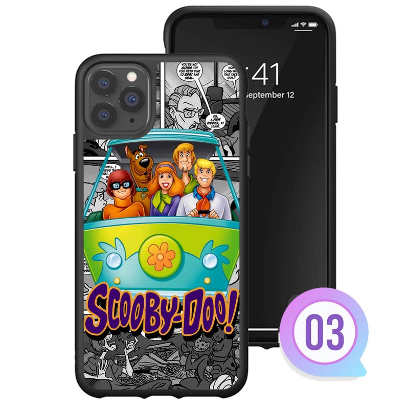 K&ouml;nnte beinhalten: Schwarze Handyh&uuml;lle mit der Mystery Machine von Scooby-Doo und der Scooby-Doo-Gang. Die H&uuml;lle hat einen Comic-Hintergrund und die Worte "Scooby-Doo!" in Lila und Gelb. Neben der H&uuml;lle liegt ein schwarzes Telefon.