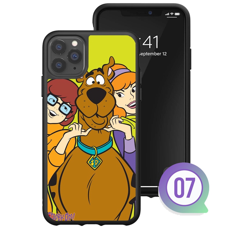 K&ouml;nnte beinhalten: Schwarze Handyh&uuml;lle mit einem Cartoon-Bild von Scooby-Doo und seinen Freunden. Die H&uuml;lle hat einen gelben Hintergrund. Der Telefonbildschirm zeigt die Uhrzeit und das Datum. Ein Aufkleber mit der Nummer 07 befindet sich unten rechts.
