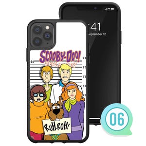 K&ouml;nnte beinhalten: Schwarze Handyh&uuml;lle mit einer Illustration der Scooby-Doo-Charaktere vor einer Gr&ouml;&szlig;entabelle. Die H&uuml;lle zeigt das Logo der Show und den Schriftzug "WHERE ARE YOU?". Scooby-Doo h&auml;lt ein Schild mit der Aufschrift "RUH-ROH!" Der Telefonbildschirm zeigt das Datum 12. September.