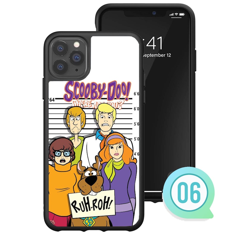 K&ouml;nnte beinhalten: Schwarze Handyh&uuml;lle mit einer Illustration der Scooby-Doo-Charaktere vor einer Gr&ouml;&szlig;entabelle. Die H&uuml;lle zeigt das Logo der Show und den Schriftzug "WHERE ARE YOU?". Scooby-Doo h&auml;lt ein Schild mit der Aufschrift "RUH-ROH!" Der Telefonbildschirm zeigt das Datum 12. September.