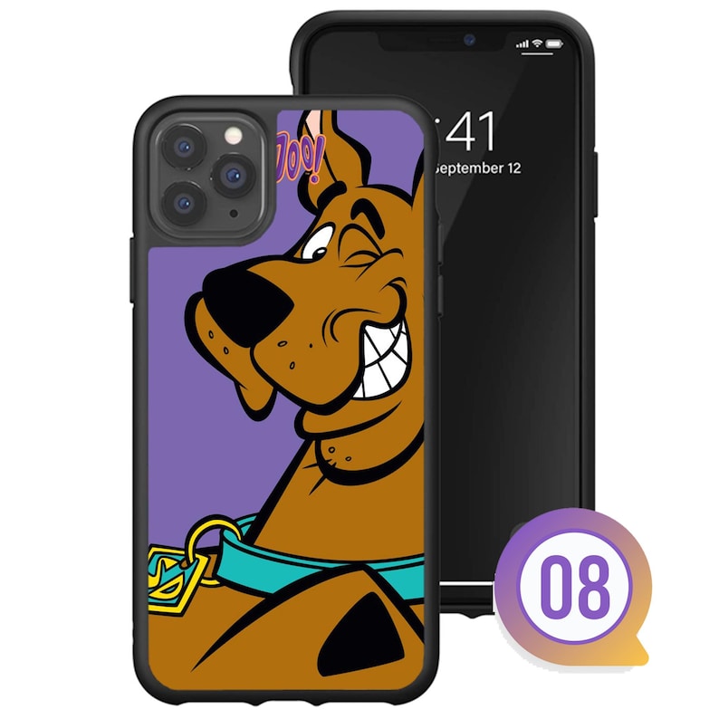 K&ouml;nnte beinhalten: Schwarze Handyh&uuml;lle mit einem Cartoon-Bild von Scooby-Doo, der zwinkert und l&auml;chelt. Die H&uuml;lle hat einen lila Hintergrund und das Wort "Jinkies!" steht &uuml;ber Scooby-Doos Kopf. Neben der H&uuml;lle befindet sich ein Smartphone.