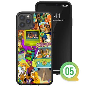 K&ouml;nnte beinhalten: Eine schwarze Handyh&uuml;lle mit einer bunten Collage von Scooby-Doo-Charakteren und -Szenen. Das Design umfasst die Mystery Machine, die Gang und die Worte "Scooby-Doo!" in einem lebendigen Cartoon-Stil. Die Handyh&uuml;lle wird neben einem schwarzen Smartphone gezeigt.