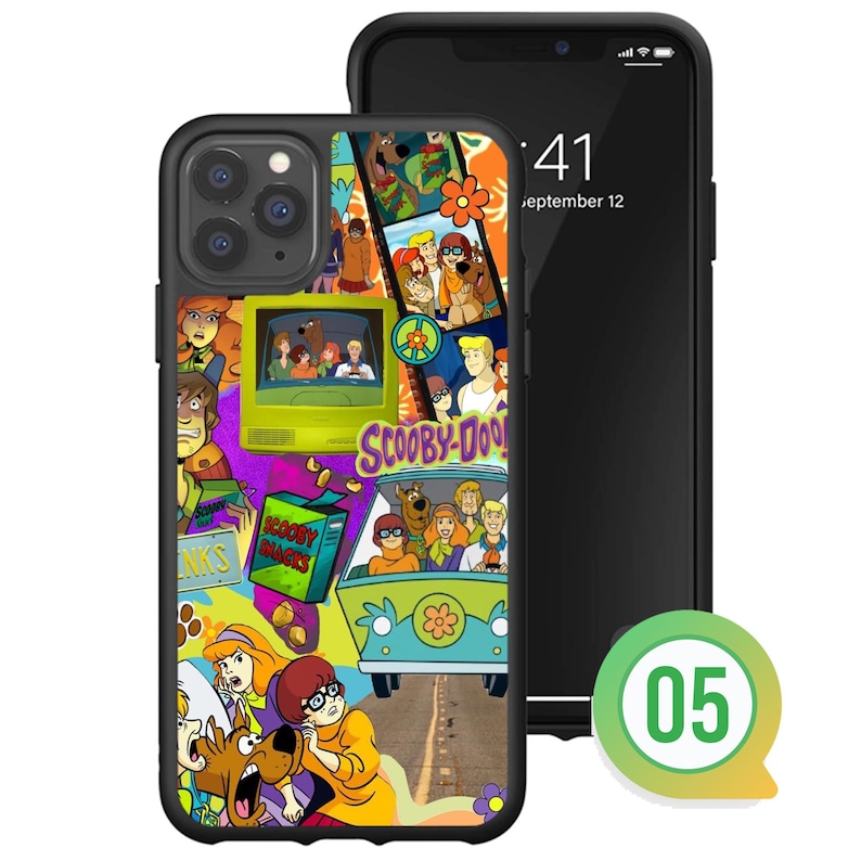 K&ouml;nnte beinhalten: Eine schwarze Handyh&uuml;lle mit einer bunten Collage von Scooby-Doo-Charakteren und -Szenen. Das Design umfasst die Mystery Machine, die Gang und die Worte "Scooby-Doo!" in einem lebendigen Cartoon-Stil. Die Handyh&uuml;lle wird neben einem schwarzen Smartphone gezeigt.