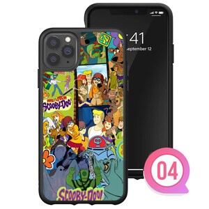 K&ouml;nnte beinhalten: Eine schwarze Handyh&uuml;lle mit einer farbenfrohen Collage von Scooby-Doo-Charakteren und dem Logo der Serie. Die H&uuml;lle befindet sich auf einem schwarzen Smartphone, auf dessen Bildschirm das Datum "12. September" angezeigt wird. Ein rosa Kreis mit der Zahl "04" befindet sich unten rechts.