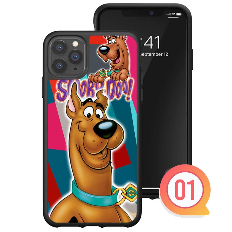 K&ouml;nnte beinhalten: Eine schwarze Handyh&uuml;lle mit einem Cartoon-Bild von Scooby-Doo und den Worten "Scooby Doo!" in einem farbenfrohen Design. Die Handyh&uuml;lle wird neben einem schwarzen Smartphone gezeigt.