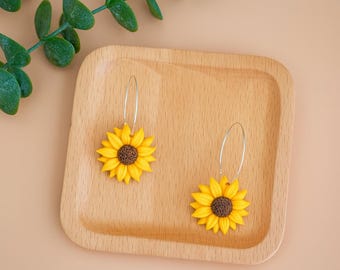 Pendientes de arcilla polimérica con diseño de girasol, hechos a mano, con flores, de girasol amarillo, joyería ligera y natural.