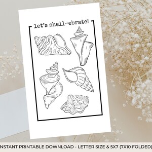 Op de afbeelding: Een zwart-wit printbare kaart met illustraties van schelpen. De tekst "let's shell-ebrate!" staat bovenaan. De kaart is letterformaat en 12,7 x 17,8 cm (17,8 x 25,4 cm gevouwen).
