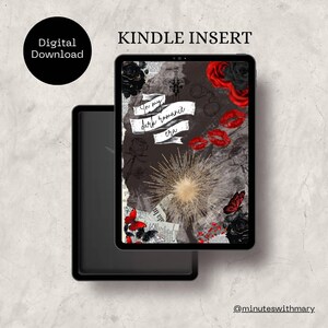 以下が含まれることがあります： ダークロマンスをテーマにしたデジタルKindleインサート。デザインは、黒いバラ、赤い唇、蝶をコラージュの背景に配置しています。「In my dark romance era」というテキストが含まれています。
