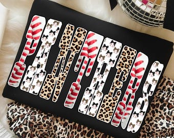 Può includere: Felpa nera con la scritta "PANTHER" in un design unico. Le lettere sono un mix di strisce rosse e bianche, stampa leopardata e bianco con fiocchi neri. La felpa è su una superficie bianca e con stampa leopardata.