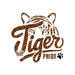 Könnte beinhalten: Grafikdesign mit einem Tigergesicht und dem Wort "Tiger" in orange-schwarzen Streifen sowie dem Wort "Pride" in Blockbuchstaben. Ein schwarzer Pfotenabdruck ist ebenfalls enthalten. Das Design befindet sich auf weißem Hintergrund.