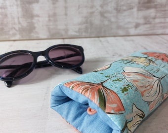 Estuche floral para gafas en tela azul suave, ideal para los amantes del jardín y el hogar perfecto para sus gafas de sol.