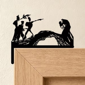 Spöklik gotisk broscen dörrkarmstoppare metalldekor, Halloween fantasi karaktärskontur dörrhörn sitter semester väggprydnad