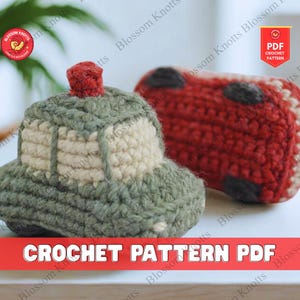 Può includere: Due macchinine all'uncinetto. Una è verde con finestre color crema e un tetto rosso. L'altra è rossa con dettagli neri. L'immagine include il testo "CROCHET PATTERN PDF".