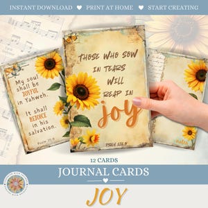 Op de afbeelding: Drie journalkaarten met zonnebloemillustraties en inspirerende citaten. De kaarten hebben een vintage esthetiek met tekst als "Wie zaait in tranen, zal oogsten in vreugde" en "Mijn ziel zal vrolijk zijn in Jahweh."