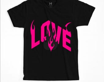 LOVE Flame T-Shirt - Auffälliges Grafik T-Shirt mit Pink Flaming Letters & Feuer Design, trendiges Streetwear Shirt für feurige Fashion Statements