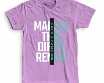 Geld ist nicht alles, aber es macht den Unterschied T-Shirt - Auffälliges grafisches T-Shirt mit weißer und grüner Typografie, inspirierendes Statement-Shirt