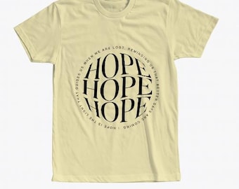 Hope Circular Typografie Grafik-T-Shirt - Inspirierendes minimalistisches T-Shirt, das Positivität, Stärke und das Versprechen hellerer Tage verbreitet