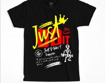 Streetwear Just Do It Inspiriertes T-Shirt - Urbanes Grafik-T-Shirt mit Krone, Skelett & Motivationszitat, trendiges Hip-Hop-Skate-Style-Shirt