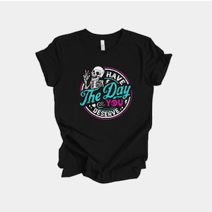 Camiseta de esqueleto divertida / Camiseta &quot;Ten el día que te mereces&quot; / Camiseta con gráfico sarcástico / Camiseta de humor negro gótico / Regalo unisex de esqueleto espeluznante