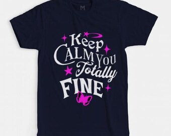 Camiseta "Keep Calm You Totally Fine": una camiseta tipográfica linda y atrevida con estrellas rosas y mariposas para un ambiente seguro, elegante y divertido.