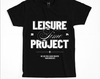 Leisre Time Project 2024 T-Shirt - Inspirierendes Grafik-T-Shirt mit Kalligraphie „Wir leben für eine Sache, die größer als unsere Selbst ist“