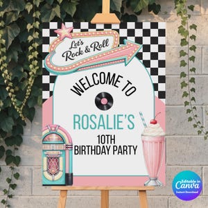 Könnte beinhalten: Ein Schild für eine Geburtstagsparty im Retro-Stil auf einer Staffelei. Das Schild zeigt den Text "Let's Rock & Roll" und "Welcome to Rosalie's 10th Birthday Party". Das Design umfasst eine Jukebox, einen Milchshake und einen rosa-schwarz karierten Hintergrund.