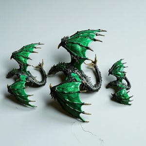 Statuetta di drago in resina verde smeraldo dipinta a mano – Fantasy Decor
