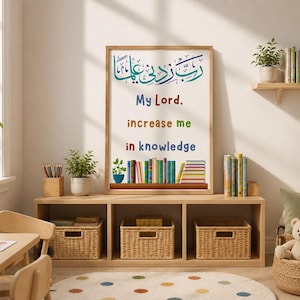 Könnte beinhalten: Ein rechteckiger Wandkunstdruck in einem hellen Holzrahmen mit arabischer Kalligrafie in Grün und Blau, gefolgt von dem englischen Text "My Lord, increase me in knowledge" in bunten Buchstaben über einer Reihe illustrierter Bücher.