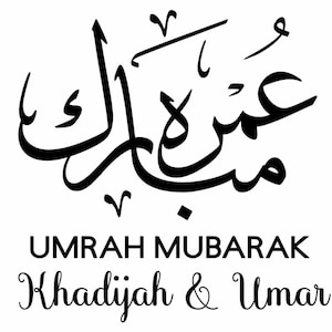 Könnte beinhalten: Schwarze Kalligraphie mit den Worten "Umrah Mubarak" und den Namen "Khadijah & Umar" in einer dekorativen Schriftart. Der Text ist auf weißem Hintergrund zentriert.