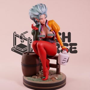 Könnte beinhalten: Detaillierte Figur einer weiblichen Figur mit blauen Haaren, die ein farbenfrohes Outfit aus Rot, Gelb und Grün trägt. Sie sitzt auf einem Holzschemel und hält einen weißen Behälter mit japanischen Schriftzeichen. Ein Fass und eine 3D-Drucker-Grafik befinden sich im Hintergrund.