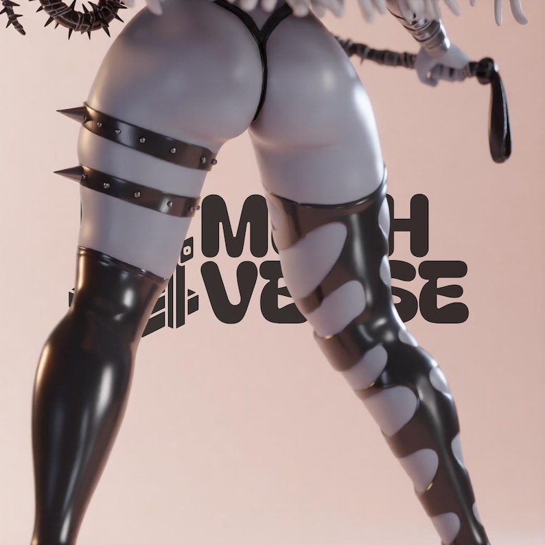 K&ouml;nnte beinhalten: Eine digitale Kunstfigur mit blassem Teint, die schwarze Oberschenkelstiefel mit wei&szlig;en Akzenten und Armb&auml;nder mit Stacheln tr&auml;gt. Das Ges&auml;&szlig; der Figur ist sichtbar, mit dem Text "MUCH VERSE" in Schwarz. Die Figur h&auml;lt eine Peitsche.